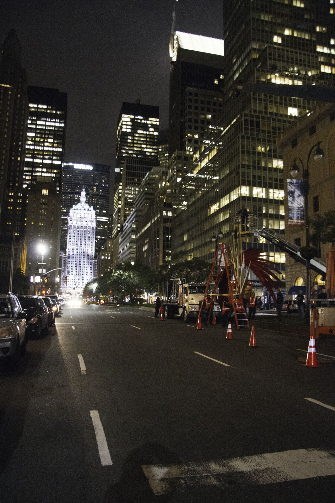 Street view of Park Avenue while installing Santiago Calatrava's S3 sculpture